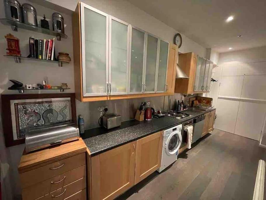 Large Studio Flat In Kensington Londra Exterior foto