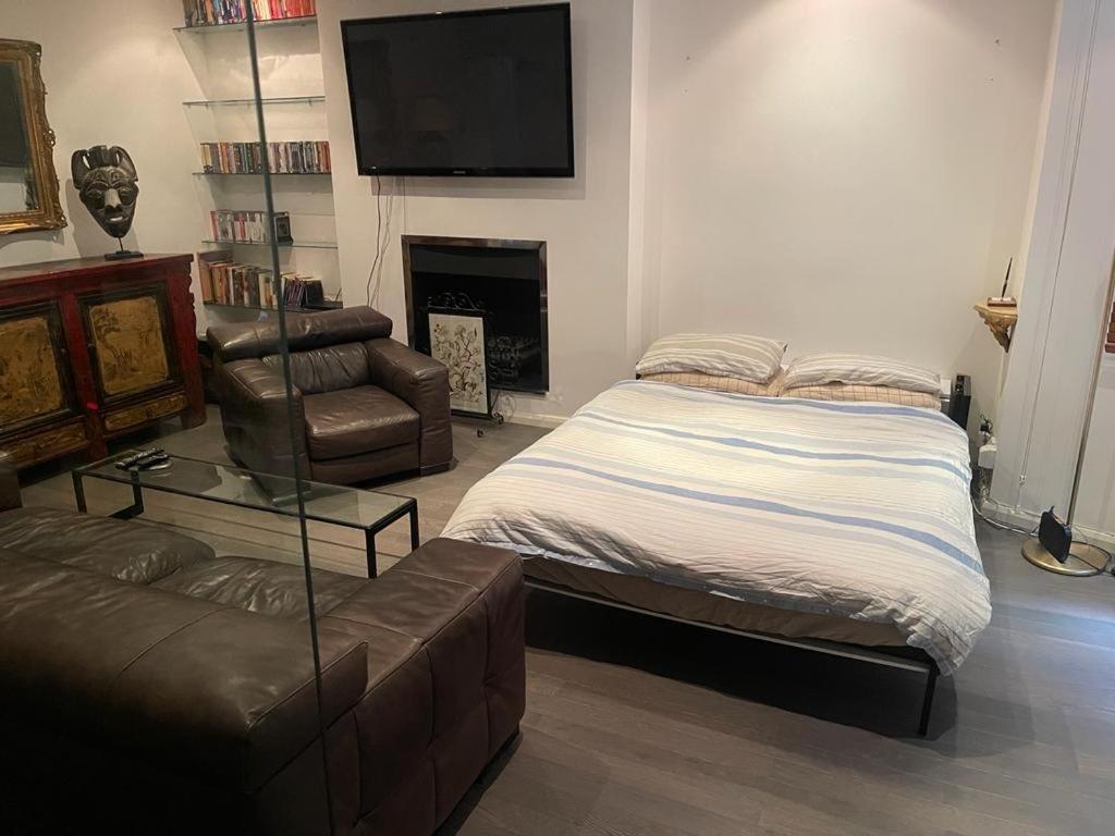 Large Studio Flat In Kensington Londra Exterior foto